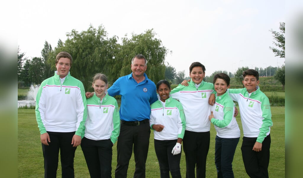 De kampioenen van Team 2 van Golfbaan Delfland, met centraal jeugdcoördinator René van Wingerde. 