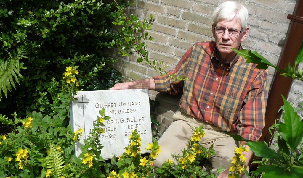 Paul Dresmé bij de gedenktegel voor pastoor Sul in de tuin van de Adelbertkerk. (foto: Dennis van den Berg)