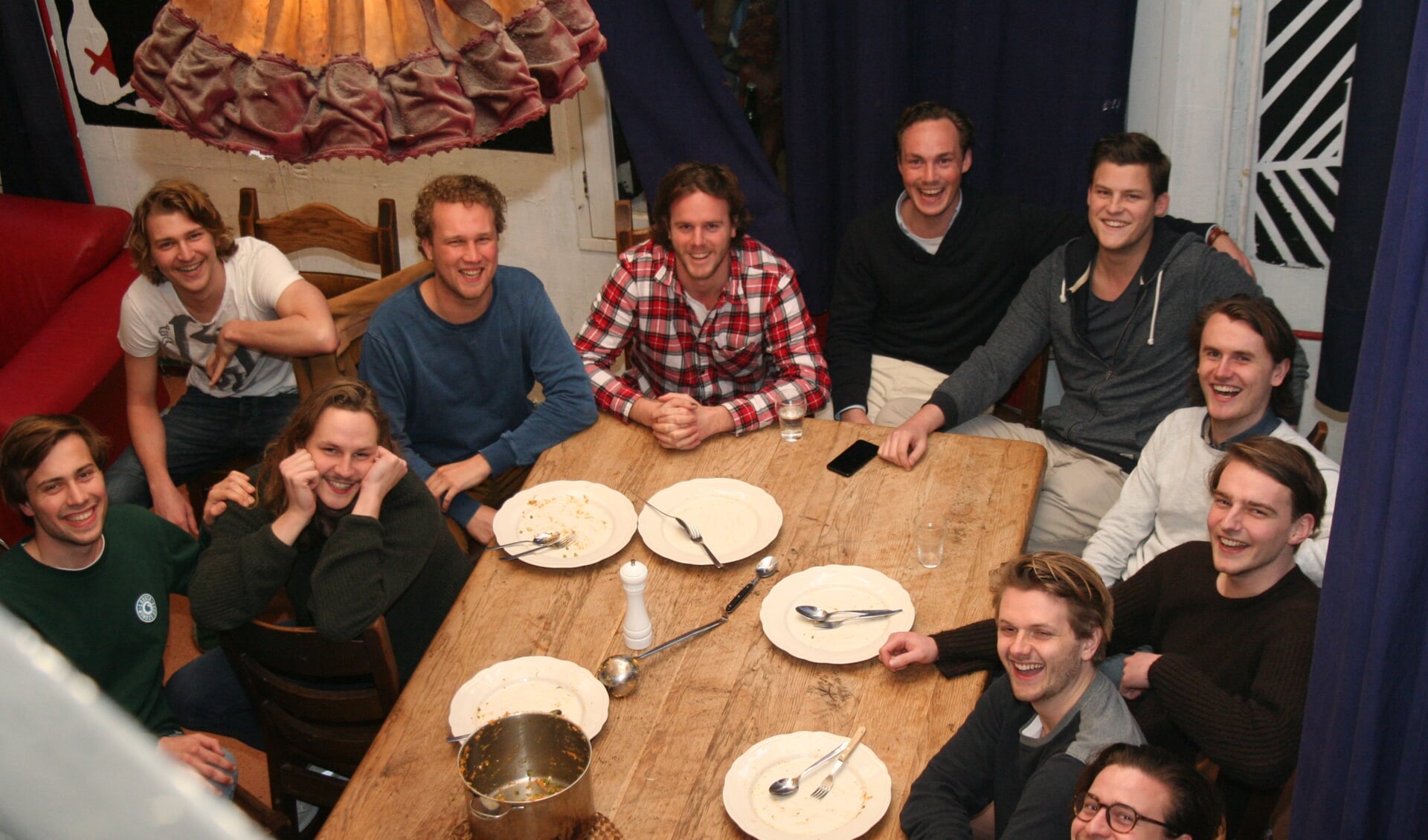 Samen aan de grote eettafel bij studentenhuis De Engelenbak. (foto: Helga Favier)