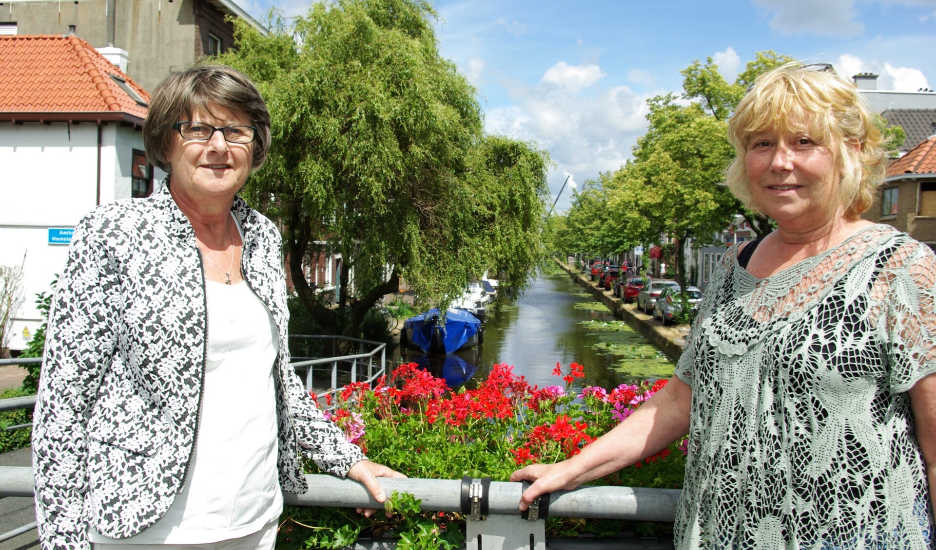 Betty Koene (links) en Anja Lander gaan er zondag 7 augustus samen met talloze andere bewoners en ondernemers weer een feestje van maken op de Buitenwatersloot. 