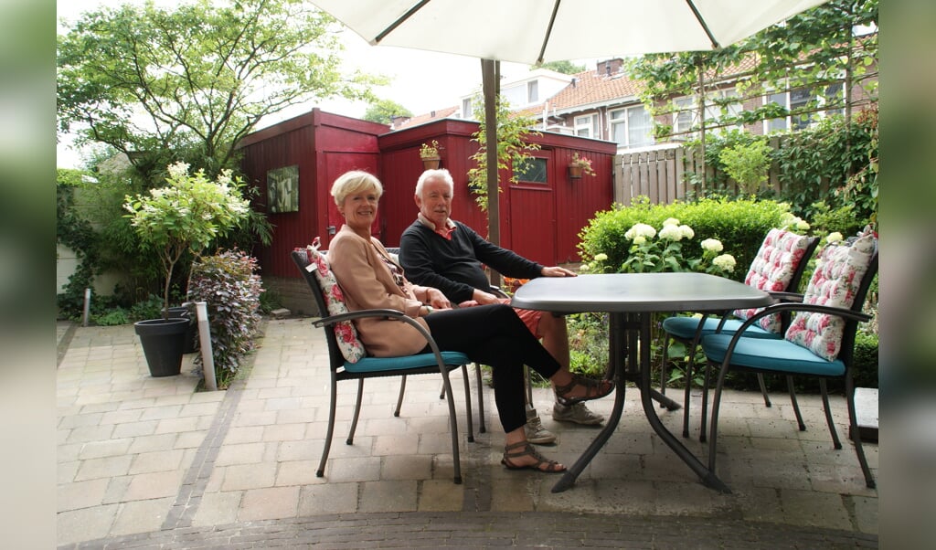 André Buurman en Hélène van der Laag, trots op hun tuin.