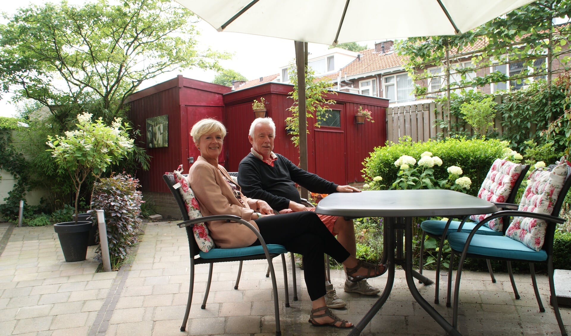 André Buurman en Hélène van der Laag, trots op hun tuin.