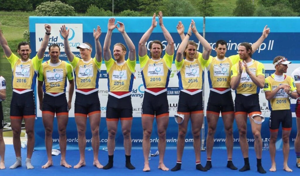 De Holland Acht - hier geofotgrafeerd tijdens de World Cup - met de 'Delftse Twee': Olivier Siegelaar (vijfde van rechts) en Peter Wiersum (geheel rechts).