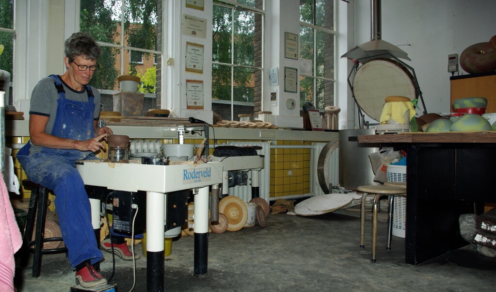 Ellen Rijsdorp breidt woensdagmiddag haar keramiekcollectie uit. Komende week gaat ze met een busje vol keramiek Europa door om dit op keramiekmarkten aan de man te brengen. (foto: Jesper Neeleman)