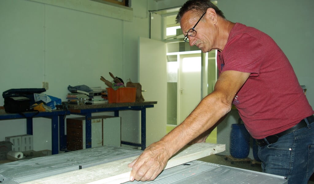 Paul Wolve gebruikt de gereedschappen in de crea-ruimte voor één van zijn klusjes voor de Lange Keizer, de nieuwe eigenaar van Buurthuis Onder de Schie. (foto: Jesper Neeleman)