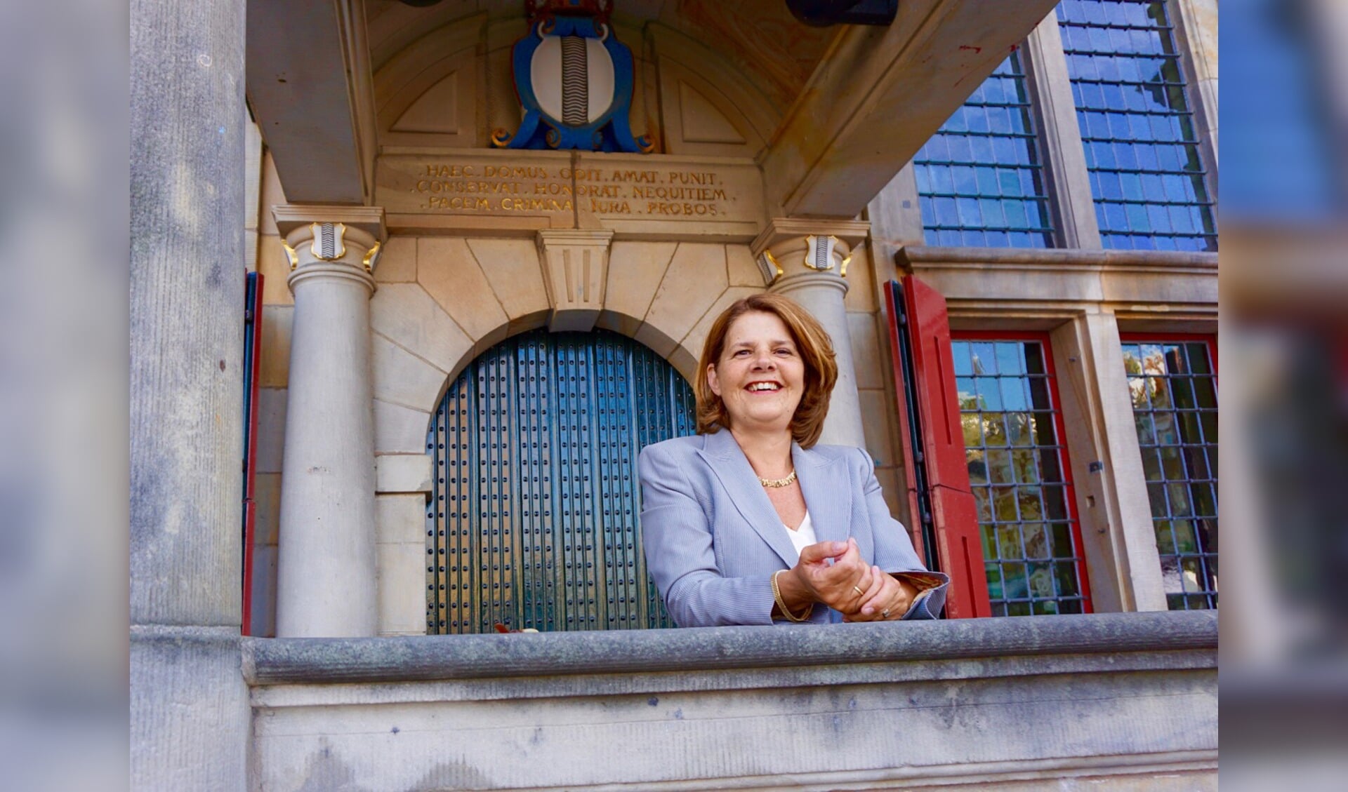 Marja van Bijsterveldt al even op het bordes van het stadhuis in Delft, waar zij vanaf aanstaande vrijdag als burgemeester de vergaderingen van de gemeenteraad zal voorzitten. (foto: Henk de Kat)