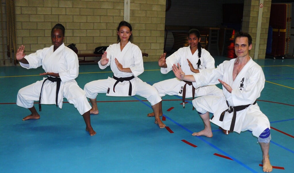 Van links naar rechts: Emelia Ibrahim, Laureen Hu, Priya Sardjoe Missier en Gonzalo Villarrubia in een karakteristieke karatehouding. (foto: Dennis van den Berg) 