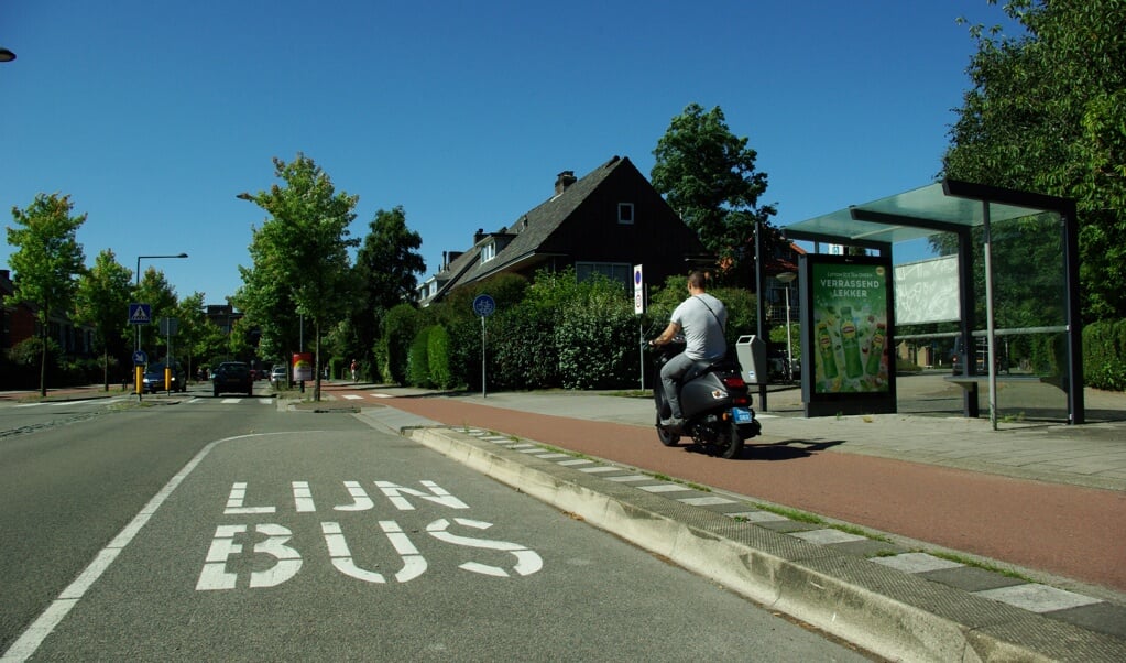 Deze bushalte aan de Ruys de Beerenbrouckstraat blijft voorlopig leeg, net als het wegvak dat speciaal voor de lijnbus is. Die bus kunnen we echter lang op wachten. (foto: Jesper Neeleman)
