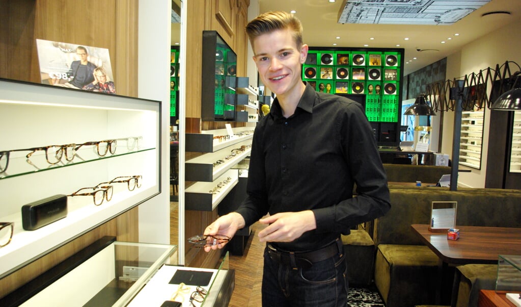 Roy van Doornik showt fraaie en goed betaalbare brillen van het merk Nina & Max. 