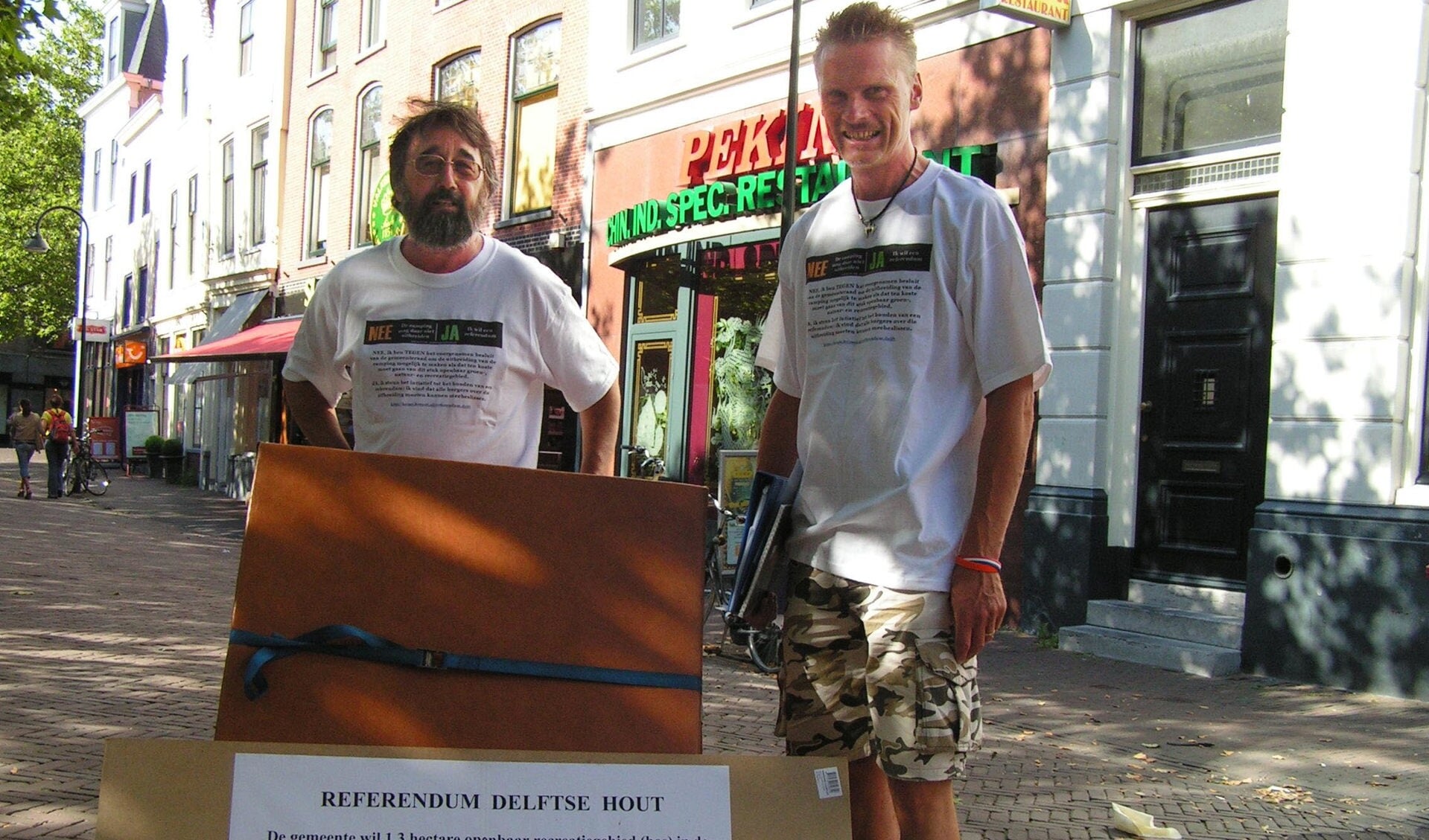 Het is precies tien jaar geleden dat Ravindra Kiel en Jan Peter de Wit op deze manier probeerden 4000 handtekeningen voor een referendum probeerden te verzamelen. Met succes. Het referendum over camping de Delftse Hout kwam er. De VVD wil hier nu vanaf. 
