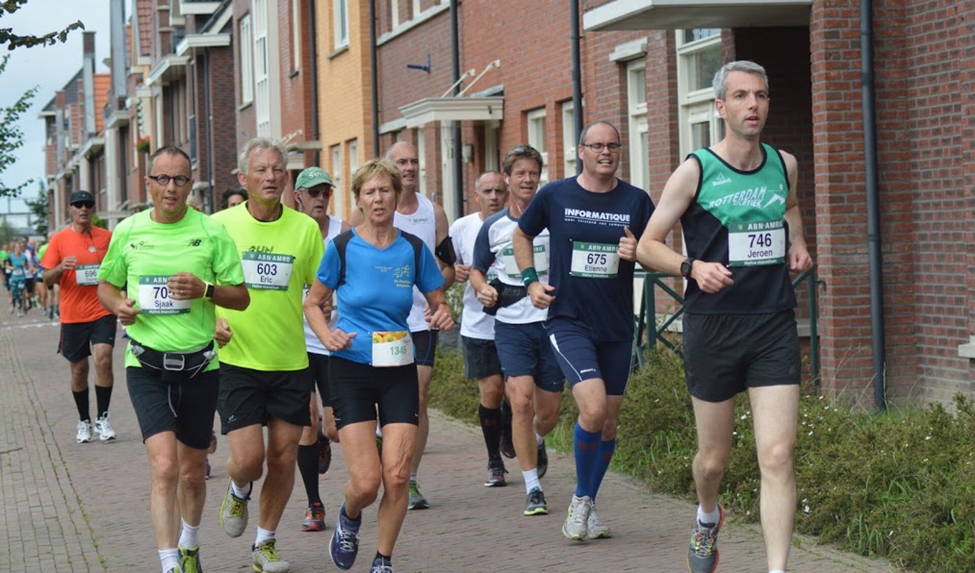 Al drie keer eerder deden vele sportievelingen mee aan de Halve Marathon van Oostland. Zondag 4 september zal dit loopfestijn wederom plaatsvinden. (foto: Louise Riethoff)