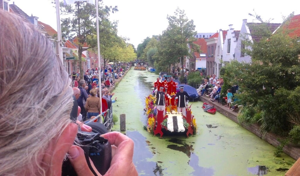 Tijdens het Varend Corso trok de Delftse boot vorig weekeinde een spoor door het kroos in de Buitenwatersloot (foto: Henk de Kat)