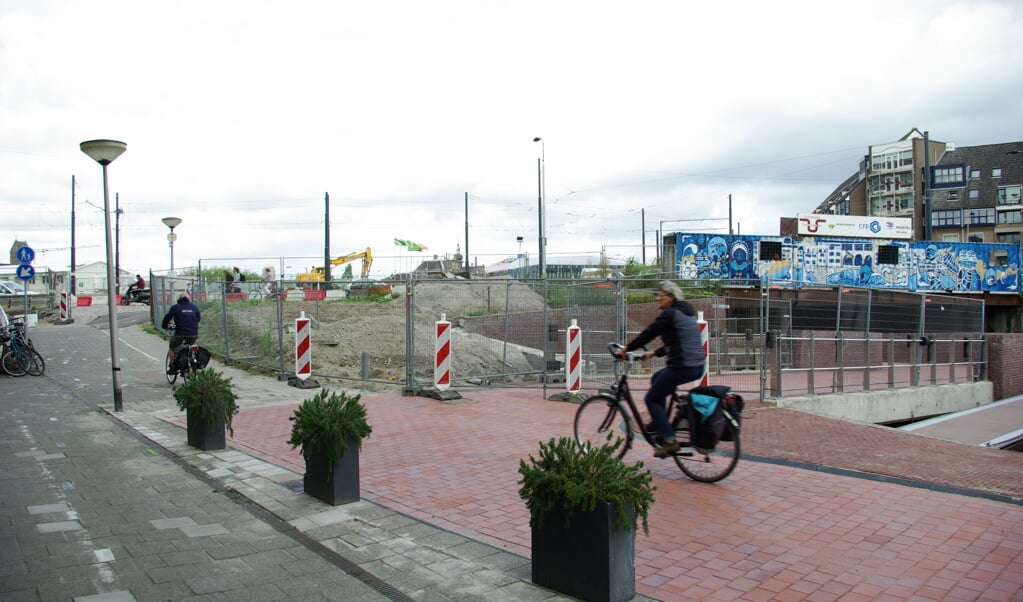 Vanaf 5 september kan deze fietser rechtsaf slaan en zo, onder de weg door, richting station. 