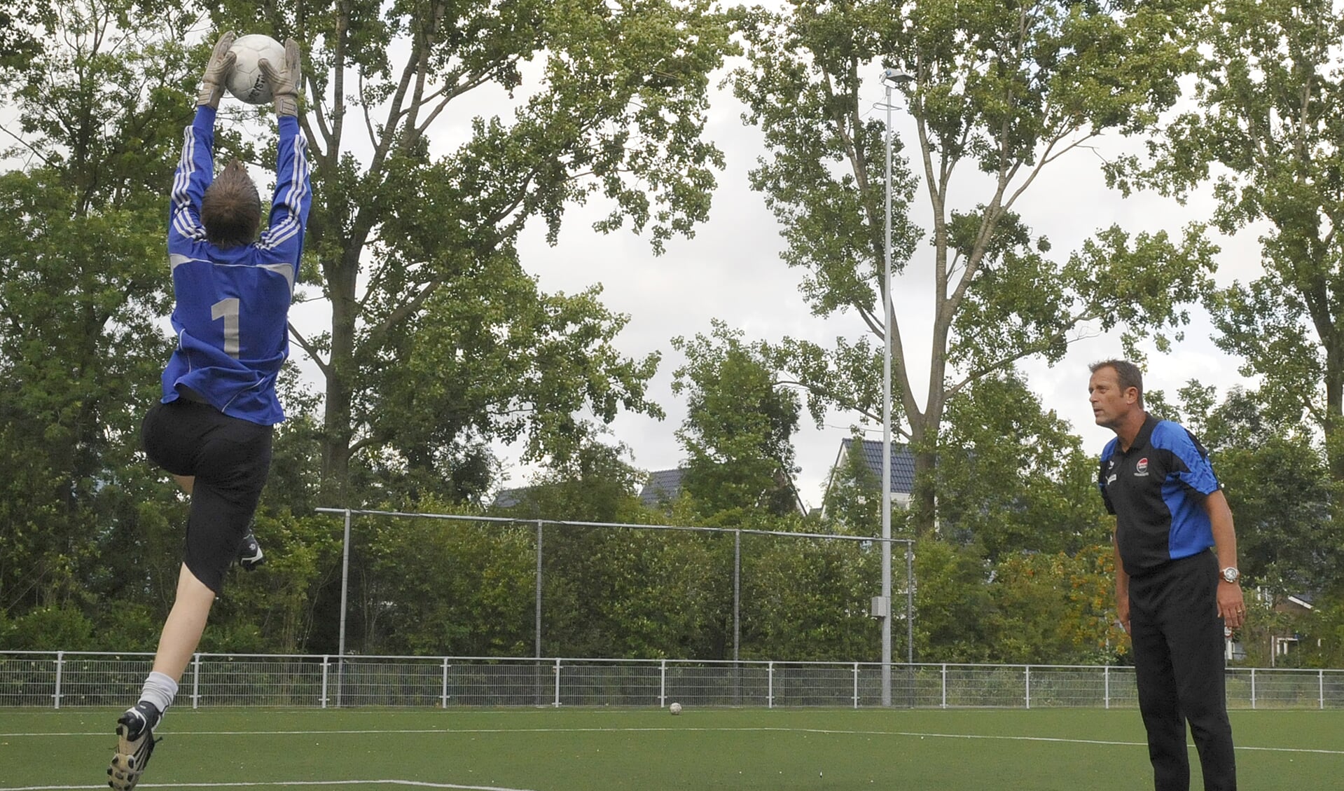 Hans Suiker (rechts) gaat ook komend seizoen weer keepers beter maken. 