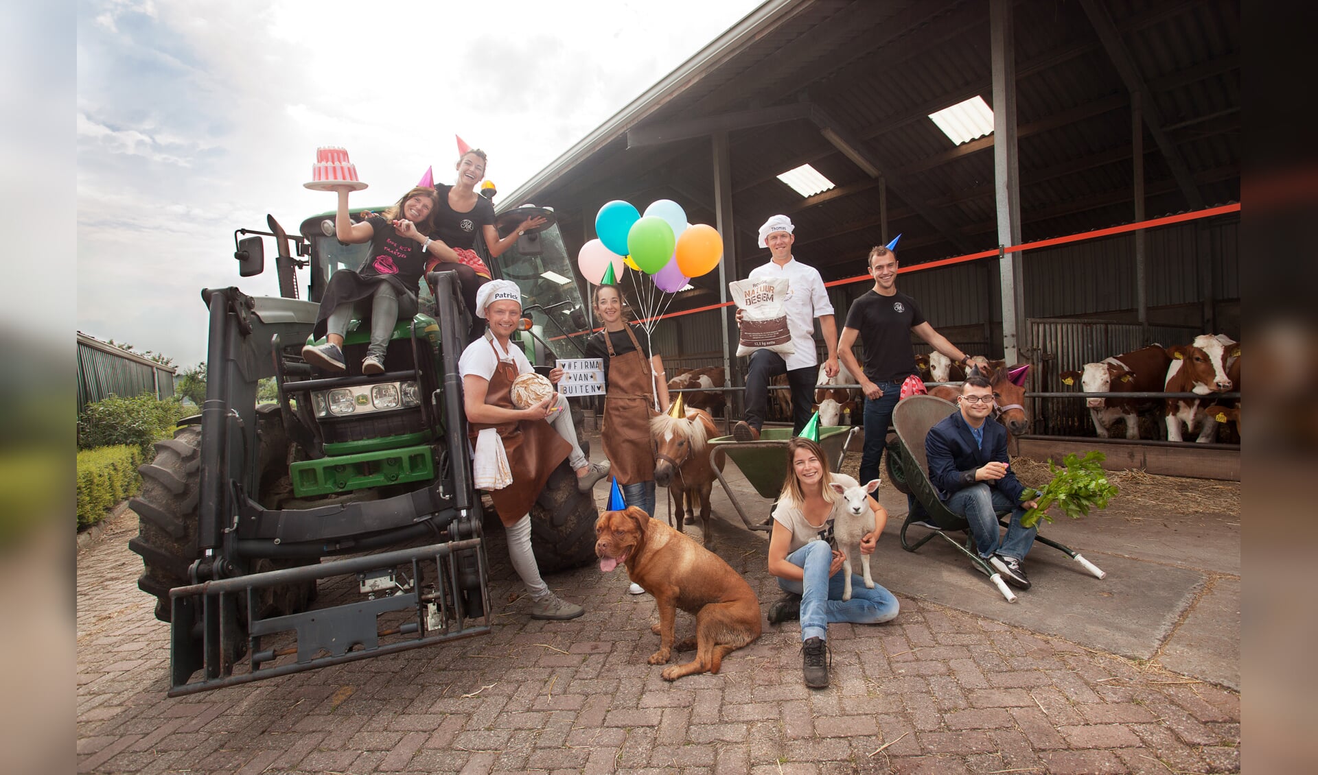 Een groep van de deelnemende ondernemers van Het Grote Kek Ontbijt, met rechtsboven op de tractor Leonie. 