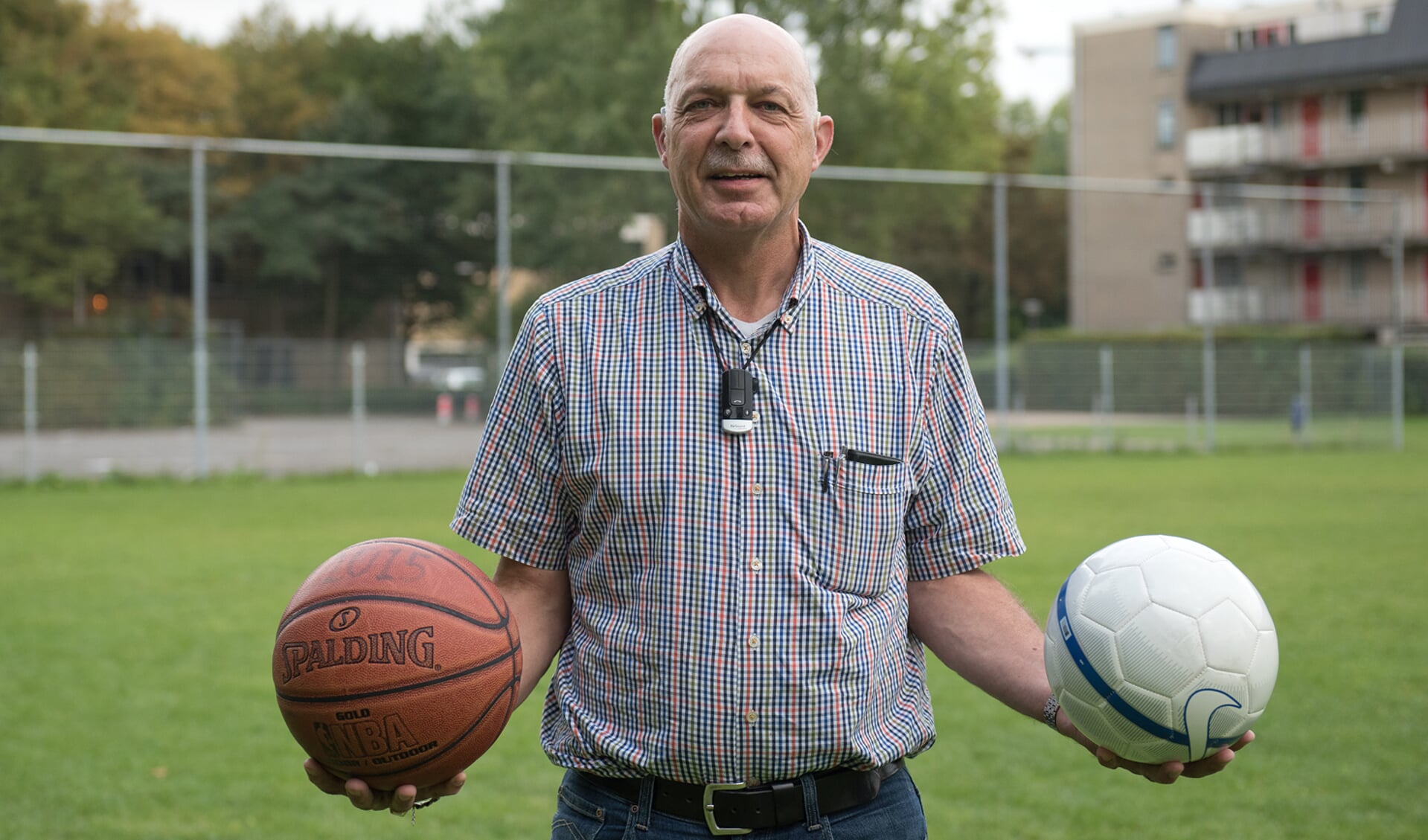 Koos Bühler, ook fanatiek basketballer, speelde in 1981 tegen BEC zijn beste wedstrijd in dienst van Delft op het terrein aan de Juniusstraat. (foto: Roel van Dorsten) 