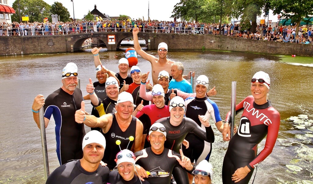 Menigeen trotseerde het Delftse krooswater, onder wie Maarten van der Weijden (achteraan met ontbloot bovenlijf), voor Swim to Fight Cancer.