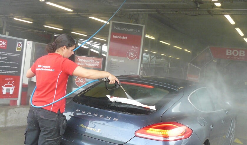 Bij BOB Autowas worden auto's vakkundig gereinigd in de wasstraat.