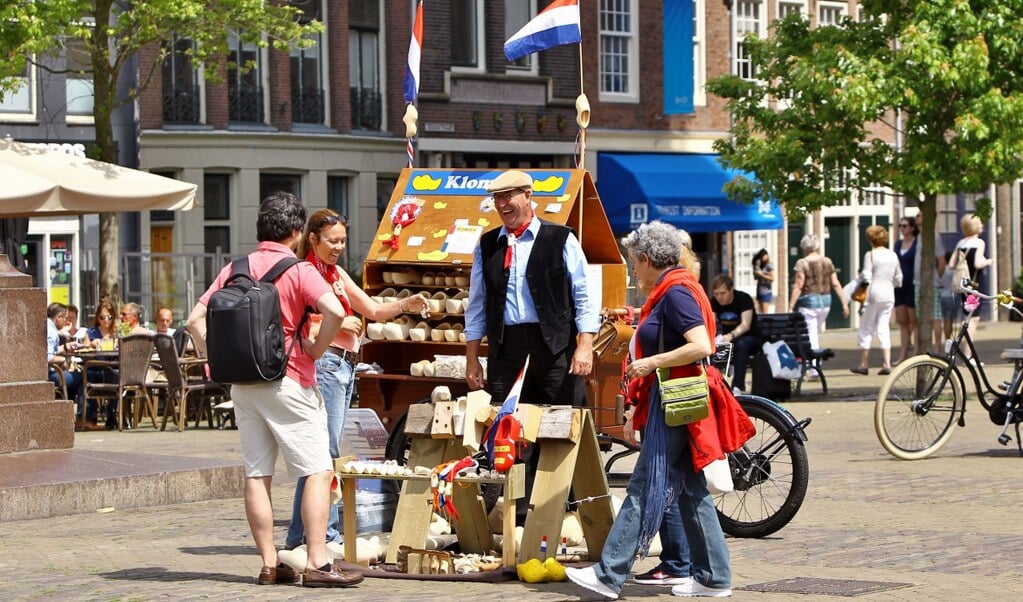 Steeds meer toeristen doen Delft aan en het bevalt hen hier prima. 