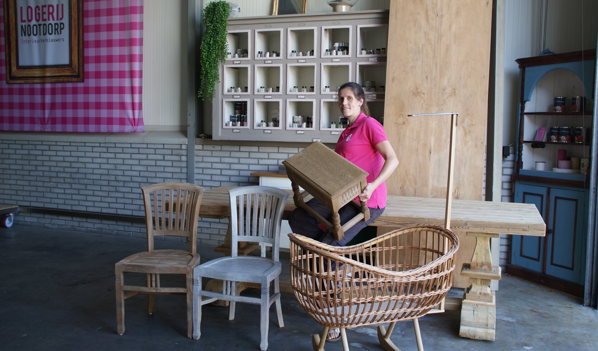 Margret van der Goes toont een aantal voorbeelden van meubels die door Logerij Nootdorp onder handen zijn genomen.