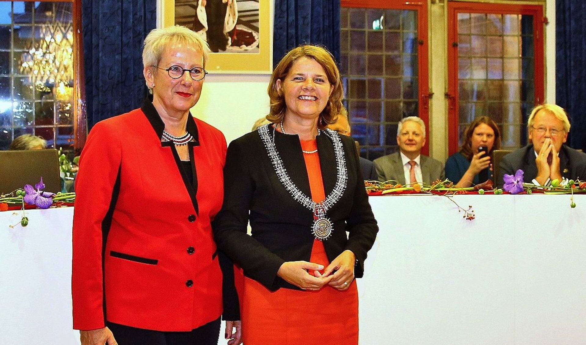 Wethouder Aletta Hekker en de kersverse burgemeester Marja van Bijsterveldt zien dat de stad Delft weer wat vlees op de botten krijgt. 