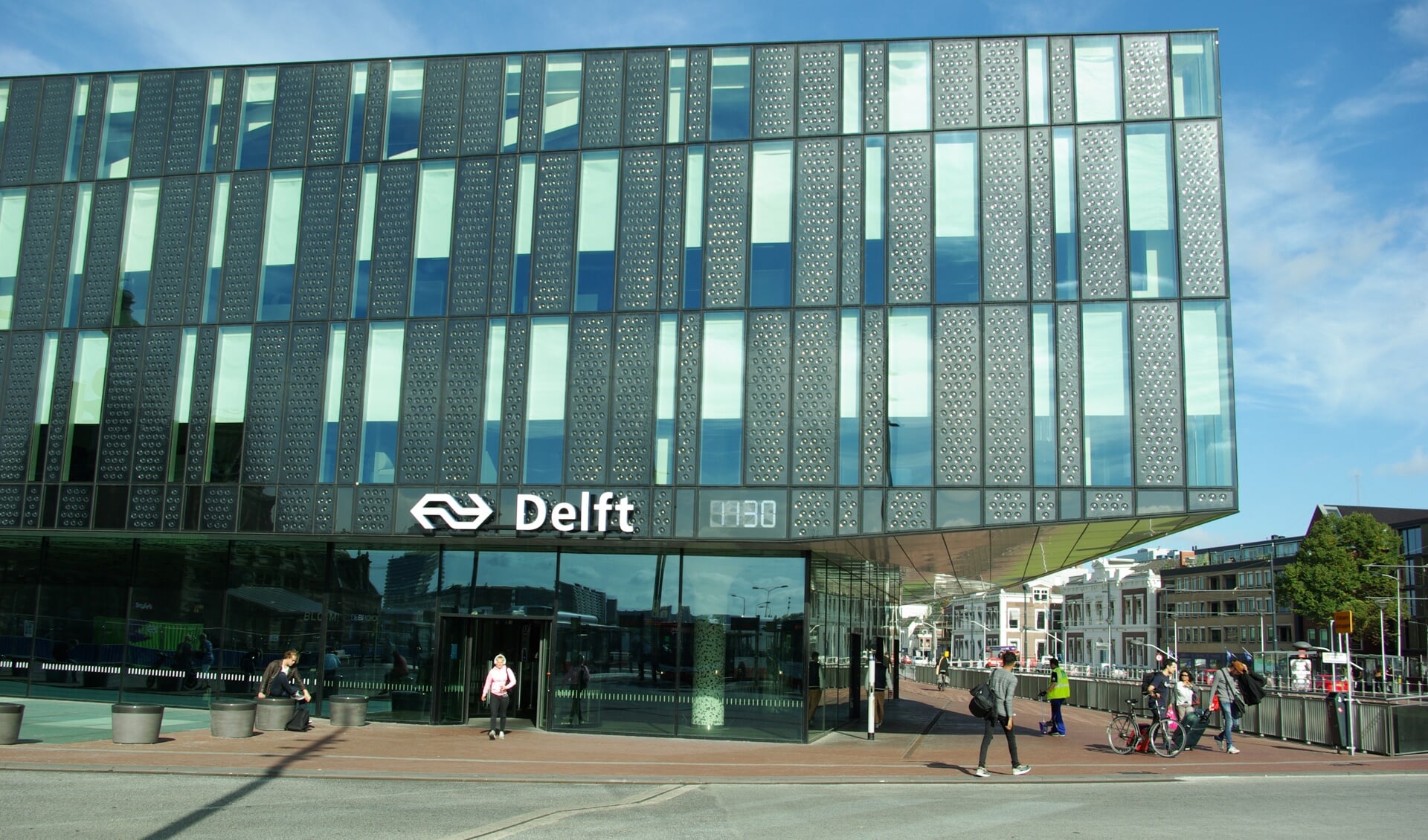 De Delftse ambtenarij heeft een niet bepaald kinderachtig nieuw kantoor boven het station gekregen. Er werken echter minder ambtenaren dan verwacht. Bovendien werd onlangs besloten de gemeenteraadsvergaderingen 'gewoon' op het Stadhuis te blijven houden. 