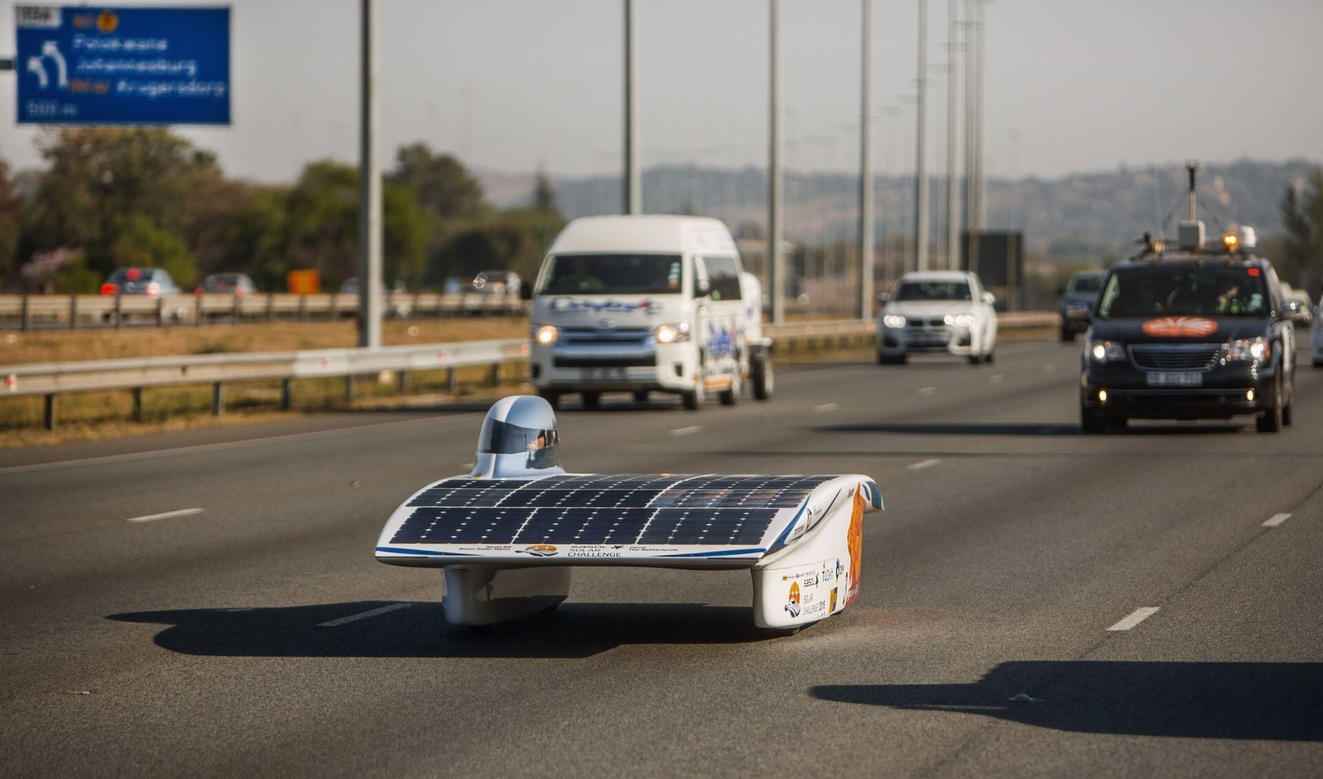 Het Nuon Solar Team moet met hun zonnewagen gewoon tussen het reguliere verkeer rijden, met alle gevolgen van dien... 