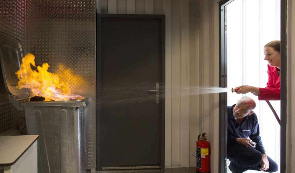 RDGG-medewerkers leren hoe ze veilig een binnenbrand kunnen bestrijden. (foto: Frank van der Burg)
