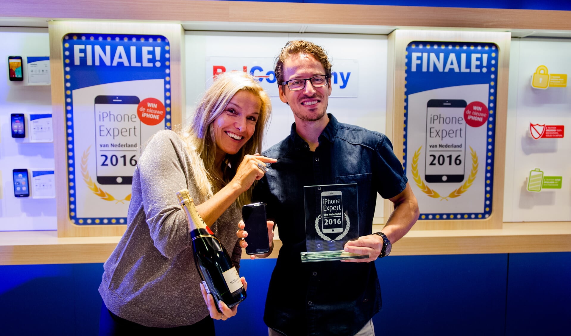 Lucille Werner feliciteert de Delftse winnaar Henri Lemans.