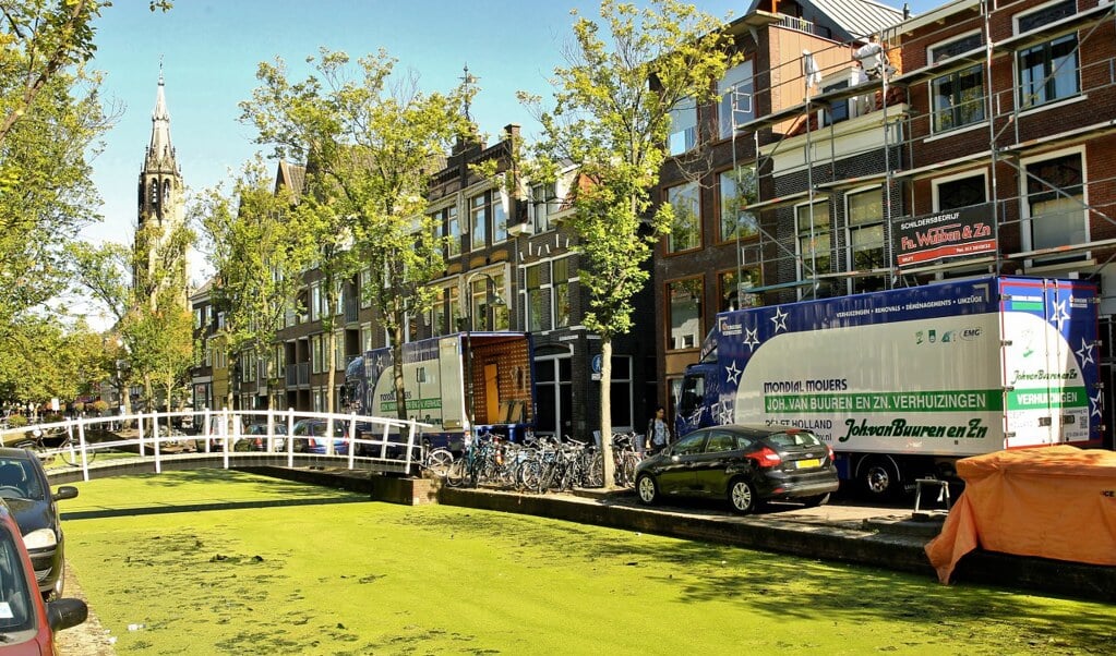 Een typisch Delfts beeld, met de Nieuwe Kerk, een groene gracht en vrachtwagens die de weg blokkeren. Vanaf komend jaar mogen vrachtwagens alleen nog tussen 07.00 uur en 11.00 uur de binnenstad in. 