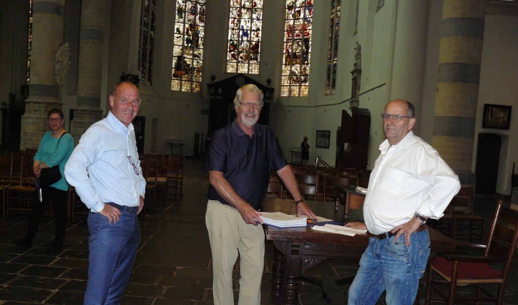 Bram Rontberg, Hans van Roode en Aad Reurings van de organisatie bezig met de voorbereidingen in de Oude Kerk. 