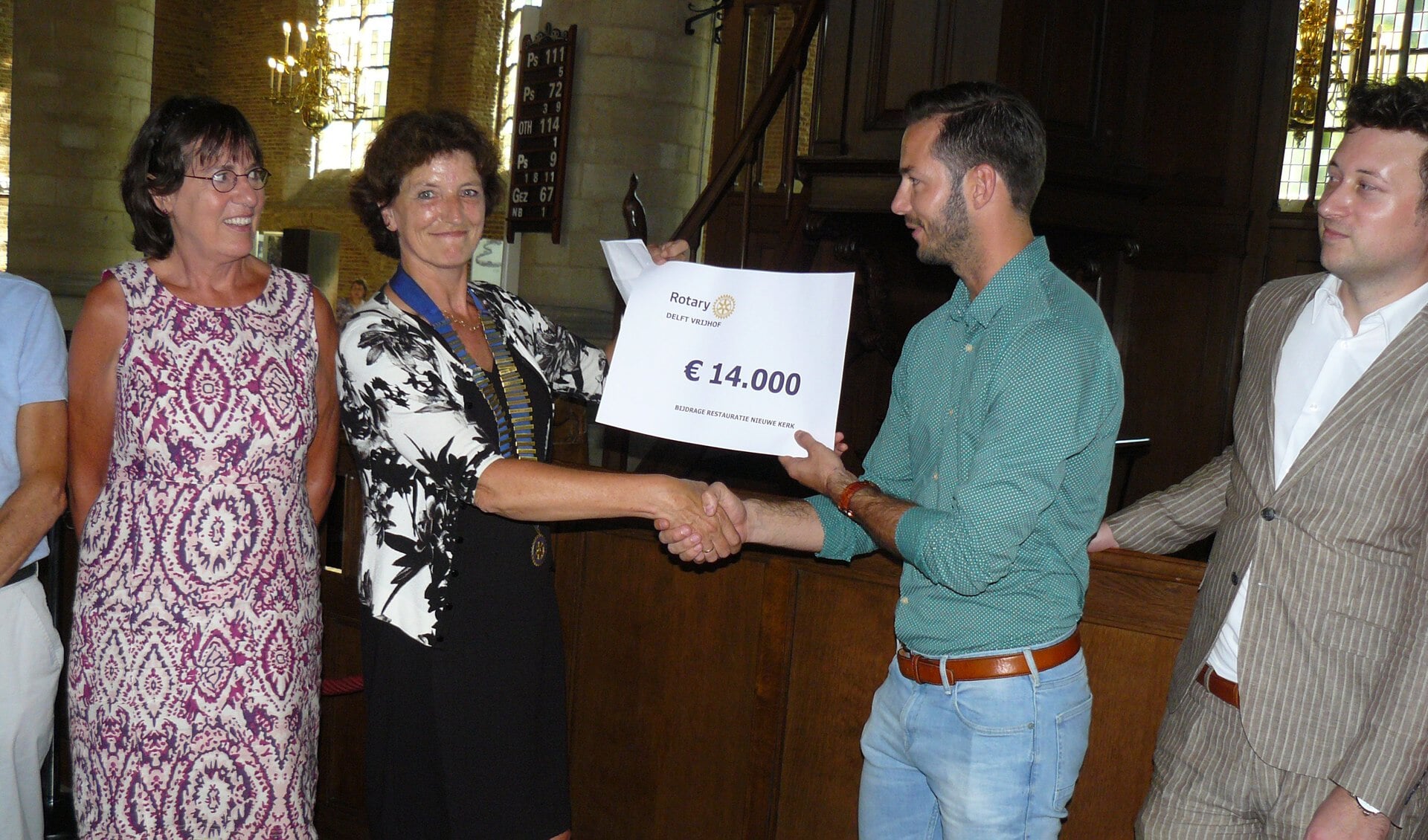 Voorzitter Geke Blok van Rotary Delft Vrijhof overhandigt de cheque aan Eric Graafland. 