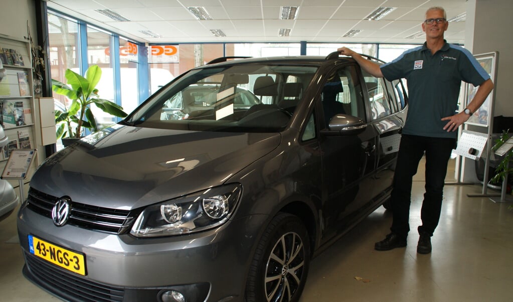 Eigenaar Aad van Winden bij de Volkswagen Touran, via een zoekopdracht gevonden en deze week afgeleverd.