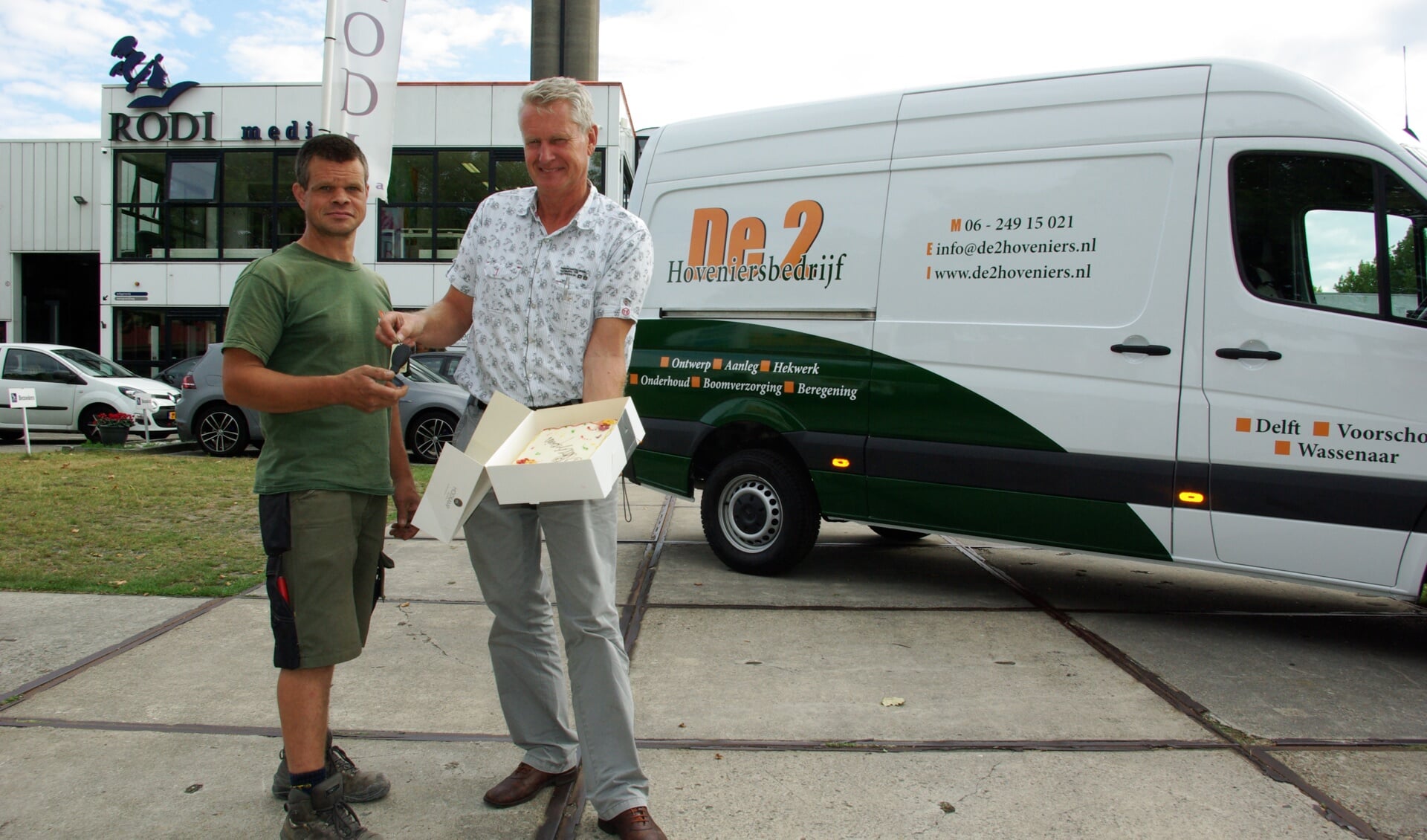 André van der Lelij (rechts) van Kleyweg Bedrijfsauto’s heeft een taart meegenomen om Lieuwe Lieuwes van De2 Hoveniers met de nieuwe aanwinst te feliciteren. 
