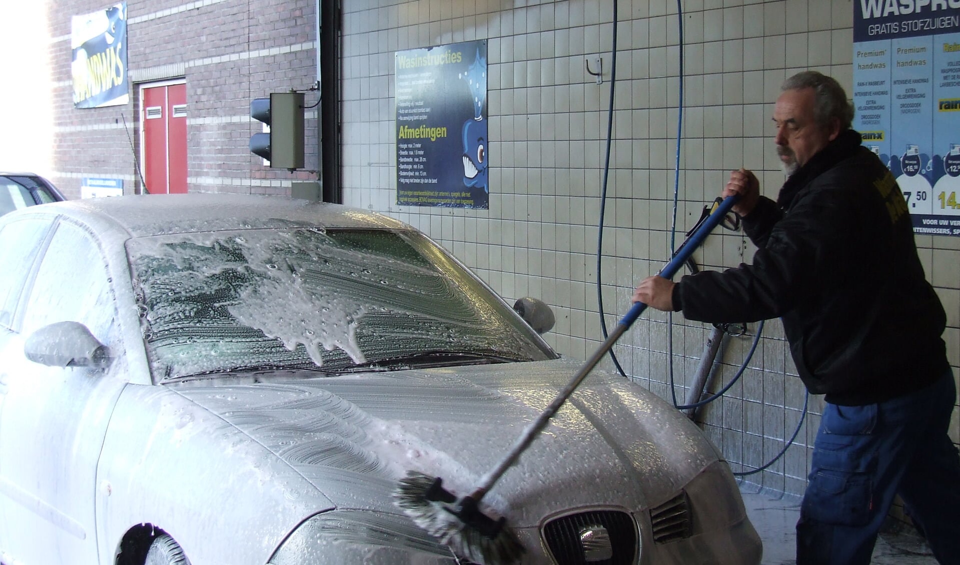 Johan Mangert besteedt uiterste zorg aan uw auto. (Foto: EvE)