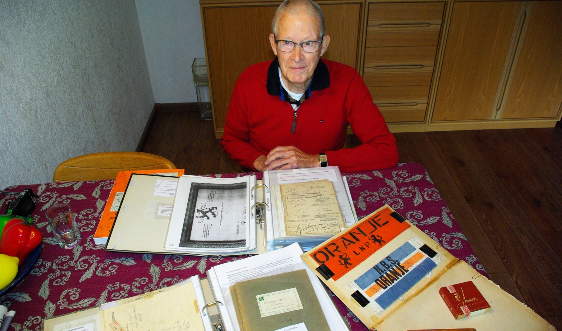 Lex Erdin, in zijn woning aan de Pijperring, met de plakboeken vol herinneringen voor zich. (foto: Jesper Neeleman)