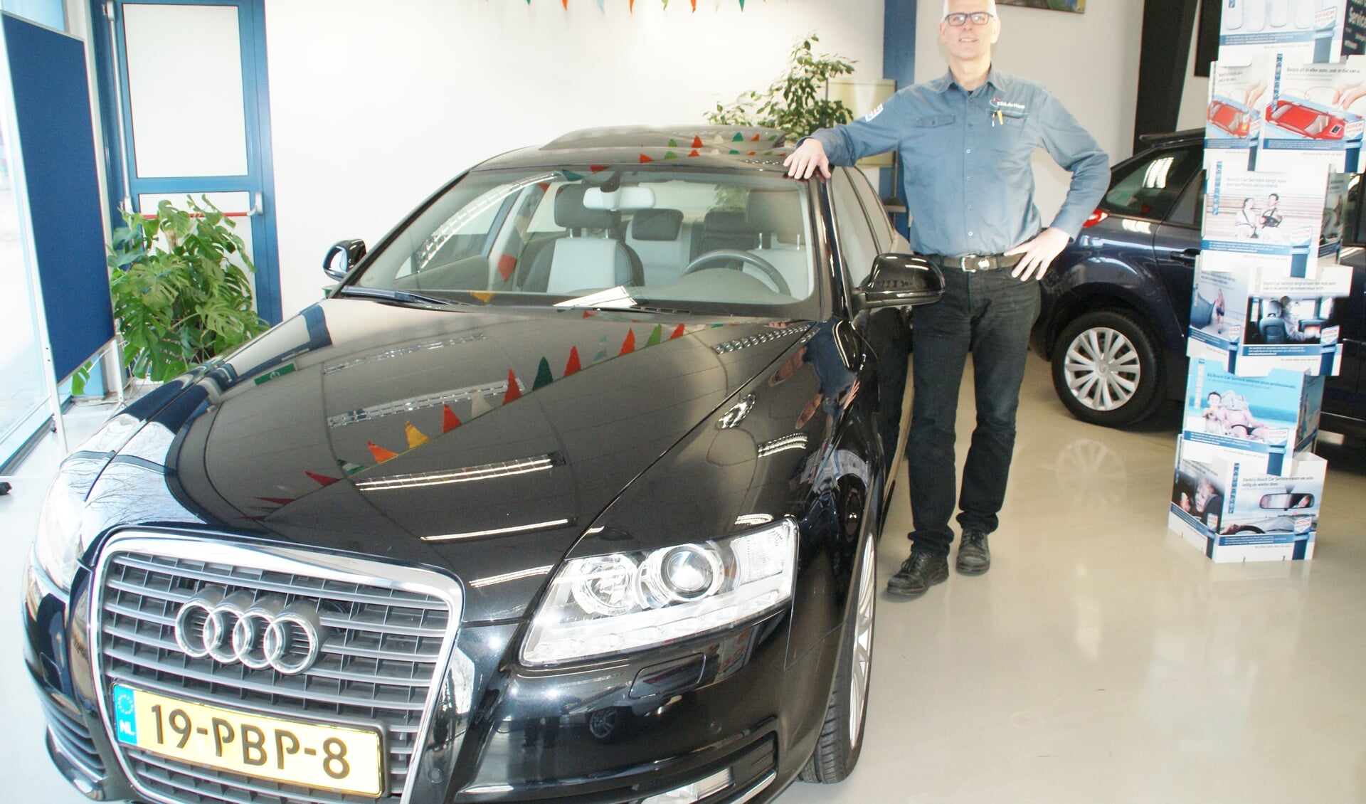Eigenaar Aad van Winden bij de Audi A6, één van de prachtige opties in de showroom van EDA de Heus.