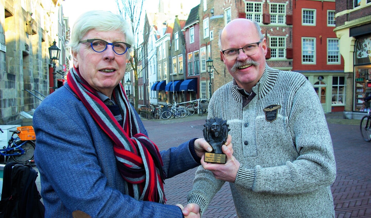 Leo Quack (links), de Bekendste Delftenaar 2015, overhandigt de Bronzen Hugo aan zijn opvolger: Aad van der Hoeven. (foto: Jesper Neeleman)