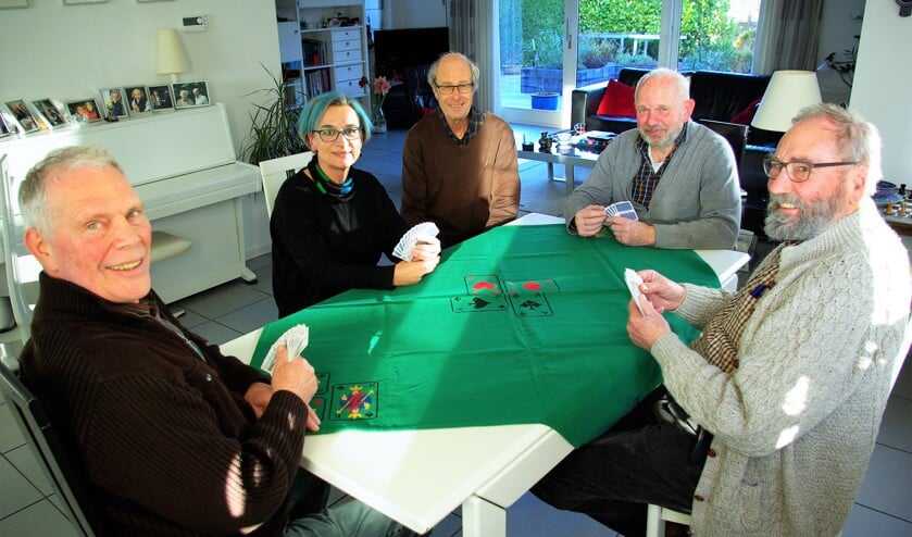 Kees van 't Hul, Jenny Omvlee, Fred Platzek, Ton van Blijswijk en Willem van Gorkum (v.l.n.r.) laten zien hoe het moet. (foto: Jesper Neeleman)