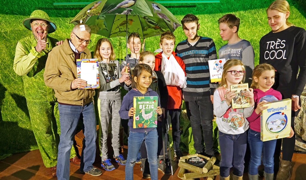 De prijswinnaars gingen met elkaar en Het Groene Mannetje op de foto. 