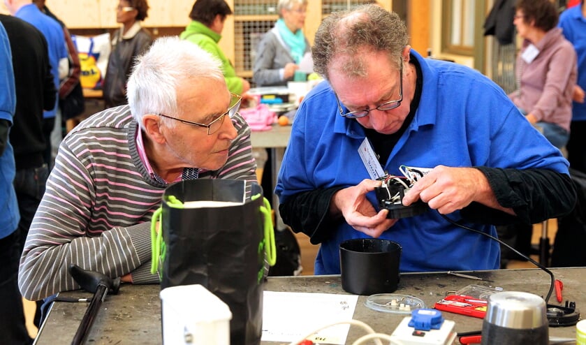 Eén van de vrijwilligers (rechts) buigt zich over een technisch mankement, tijdens de vorige editie van het Repair Café in het Science Centre. Zondag 5 februari wordt hier het 5-jarig jubileum gevierd. (foto: Koos Bommelé)  