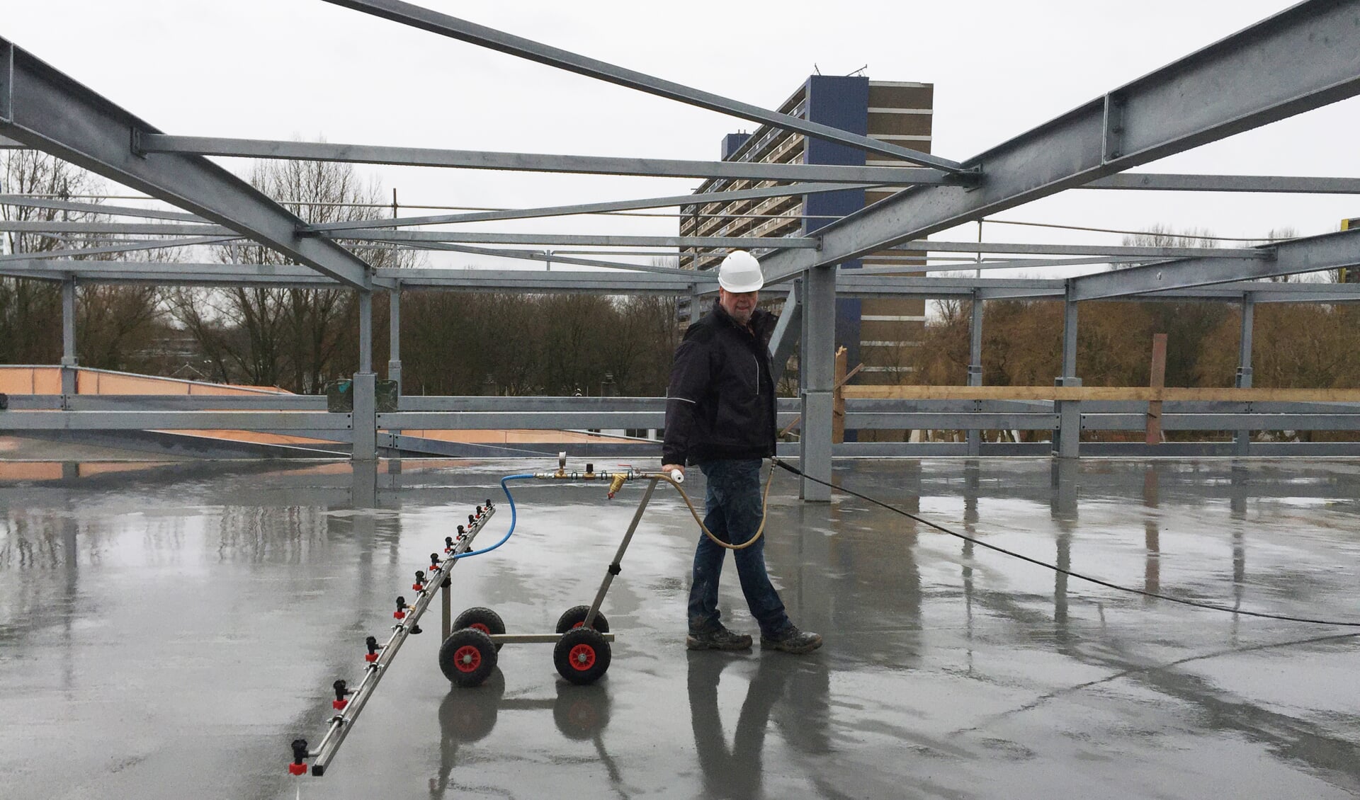 In de nieuwe parkeergarage van het Reinier de Graafziekenhuis in Delft wordt deze week een betoncoating op basis van alginaat aangebracht.