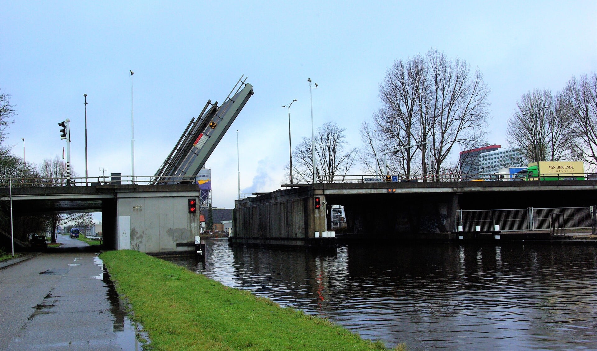 Het brugdek van de Kruithuisbrug stond vorige week 50 minuten richting de hemel gericht. 