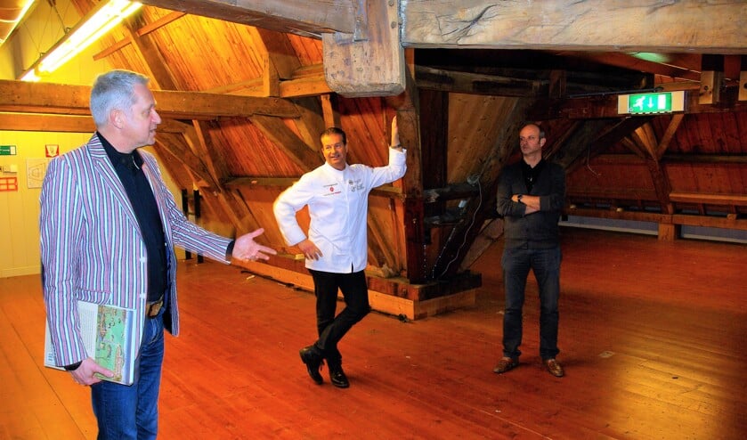 Allard Zoutendijk (links) vertelt wat hier van 15 tot en met 19 maart gaat gebeuren. Centraal Ed Hoogendijk, rechts Menno Rubbens. (foto: Jesper Neeleman)