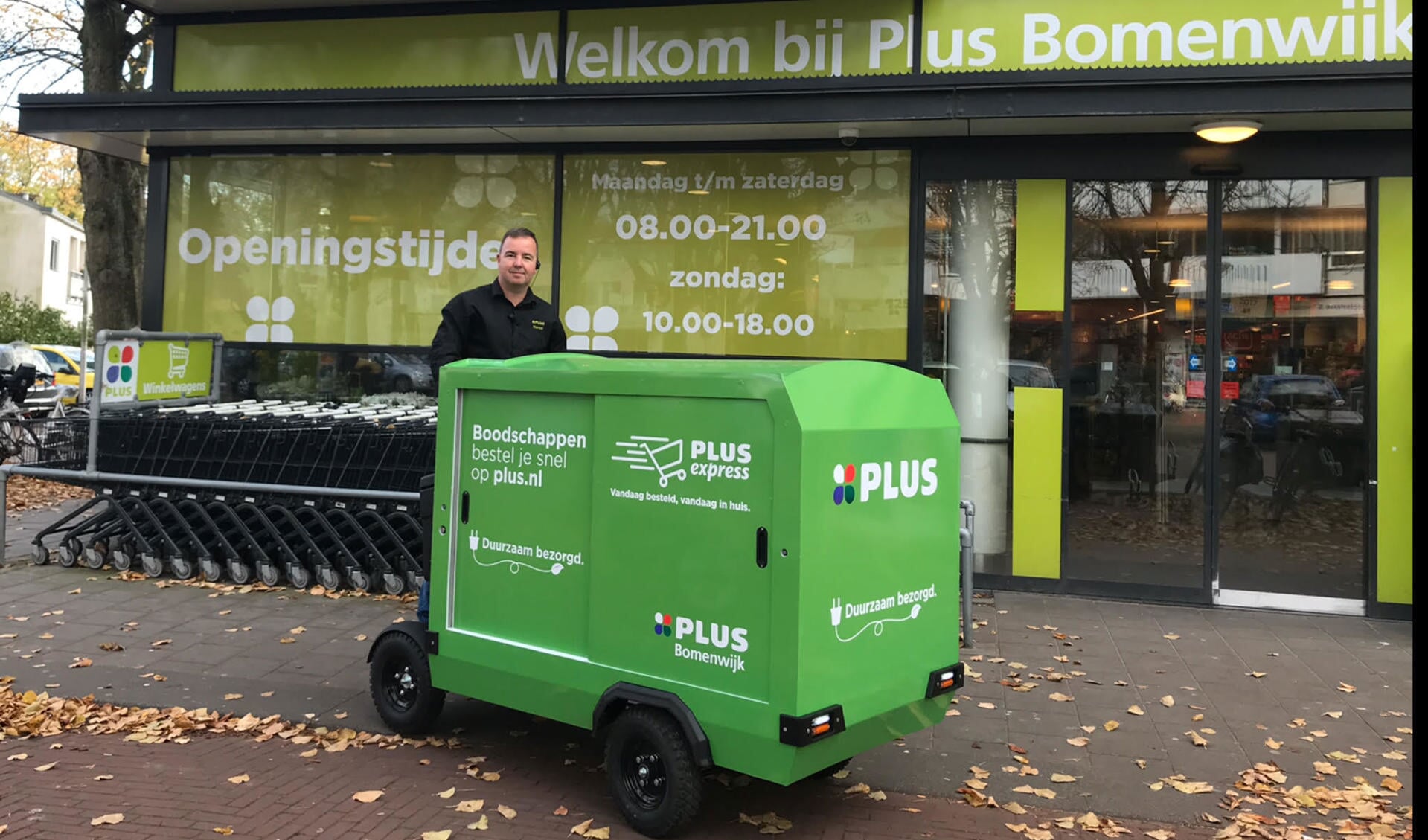 Marcel Schungel van PLUS Bomenwijk is blij met de nieuwe duurzame manier van boodschappen bezorgen. 