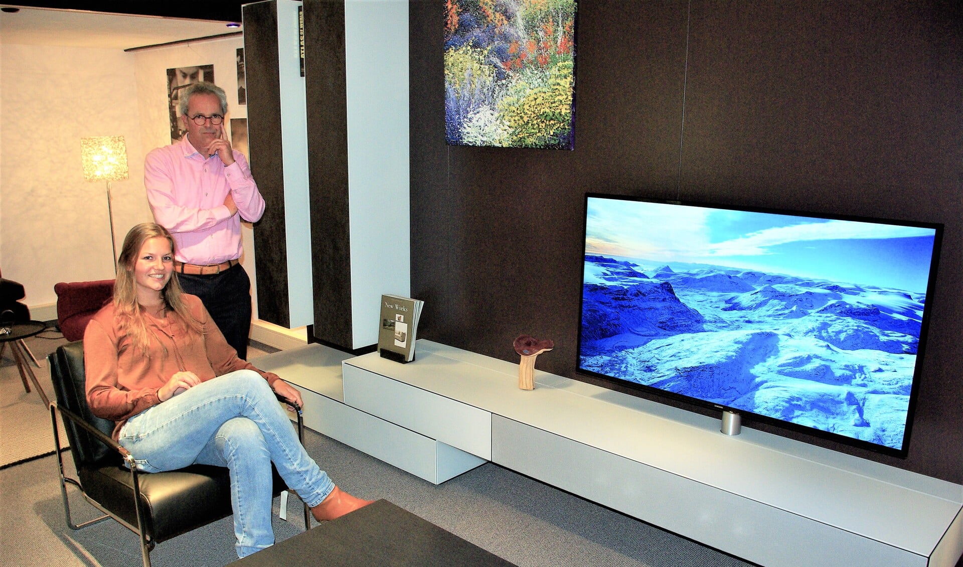 Harry Bergen Henegouwen en zijn collega Lisette van Bergenhenegouwen zijn lovend over tv-meubels van Spectral.
