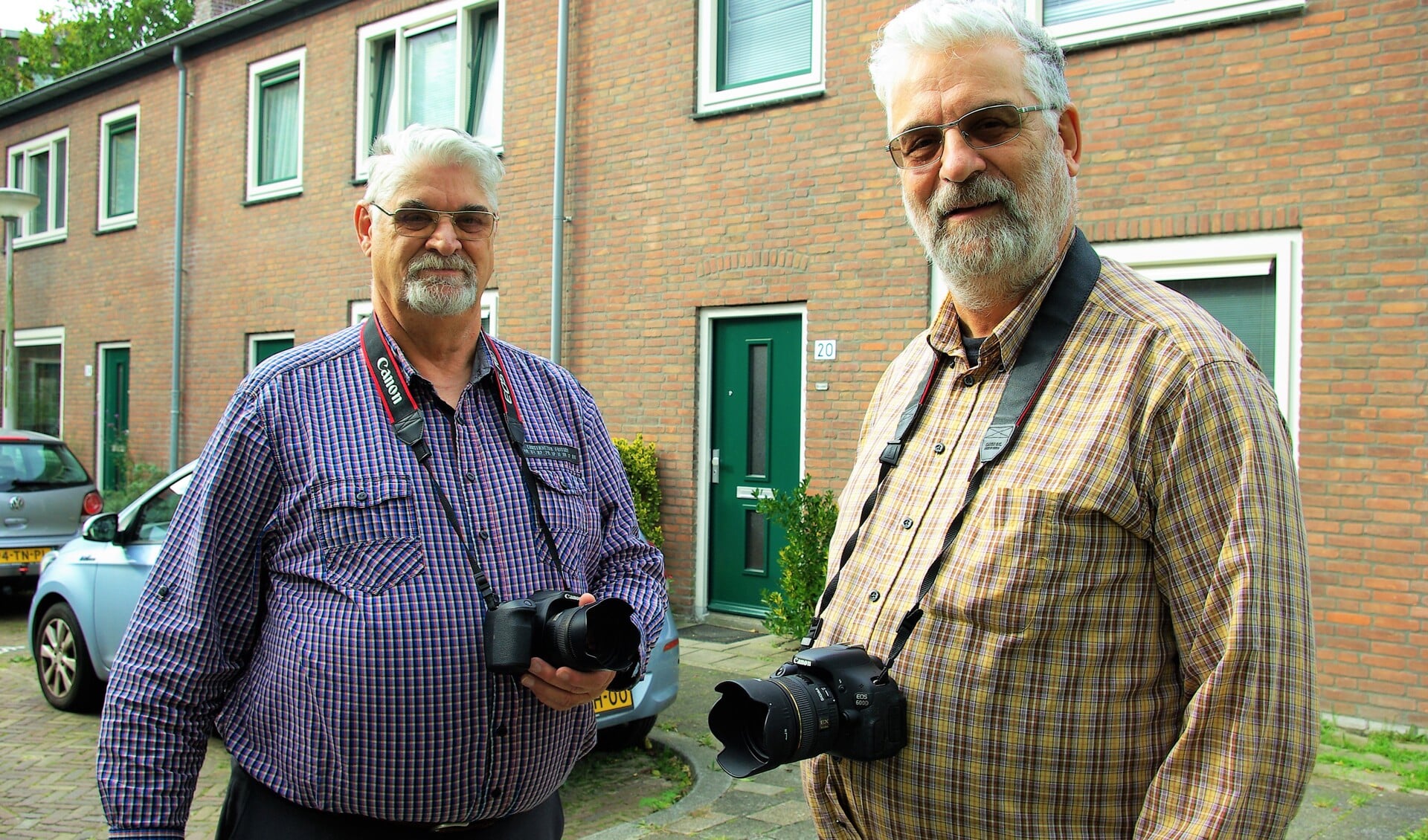 René (links) en Peter van der Krogt in de Mijerstraat, waar de broers opgroeiden en nog steeds in één huis wonen. (foto: Jesper Neeleman)