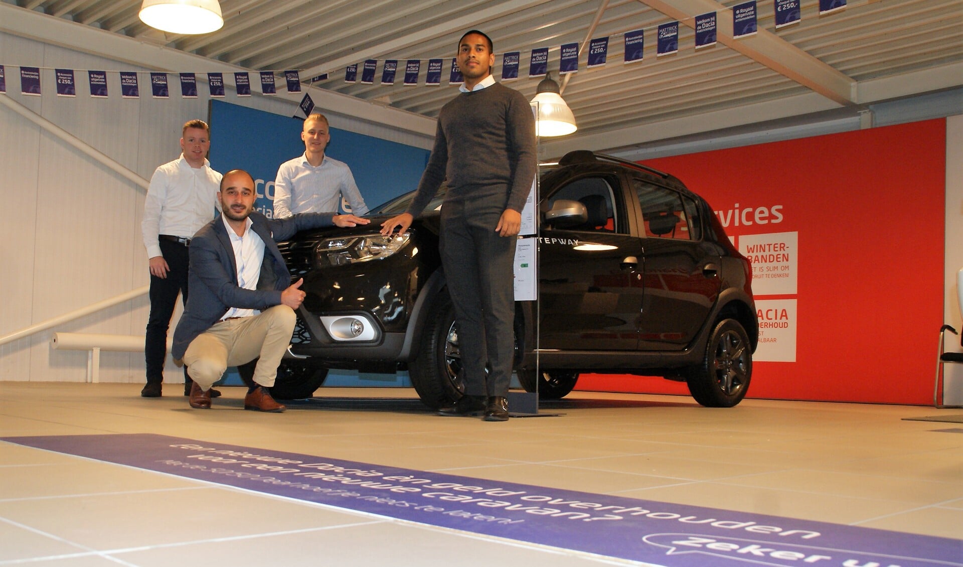 Het Dacia-verkoopteam van Autohaag Zeeuw Delft met van links naar rechts: Jordi Vrijmoed, C?uneyd Hardalioglu, Lars Dukker en Ismail Aliradja.