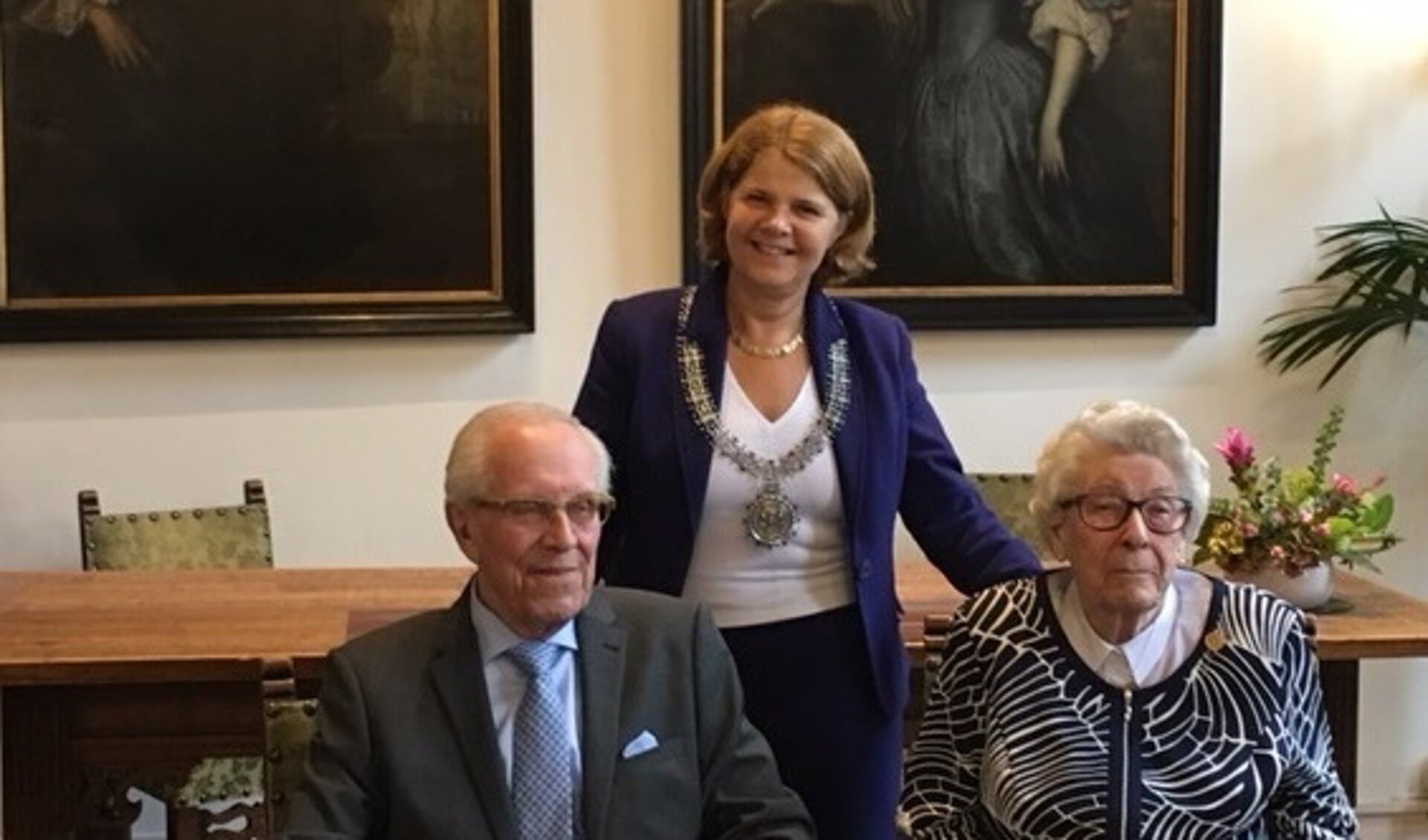 Op 16 september waren de heer en mevrouw Hoogeveen 65 jaar getrouwd. Burgemeester Marja van Bijsterveldt feliciteerde het echtpaar.