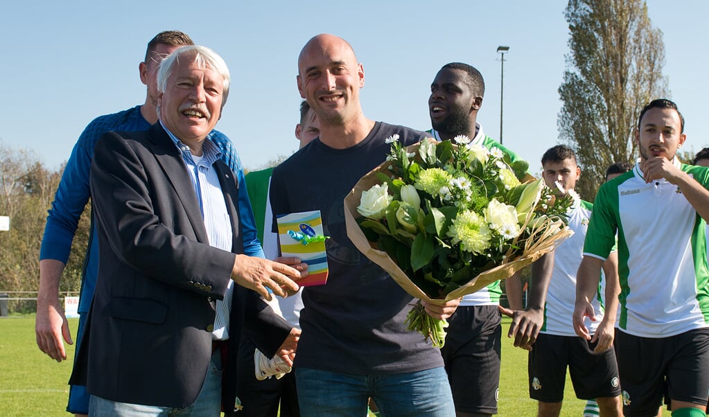 Marvin van Hek werd zondag door voorzitter Ries van Dam gehuldigd voor zijn 250e wedstrijd. 